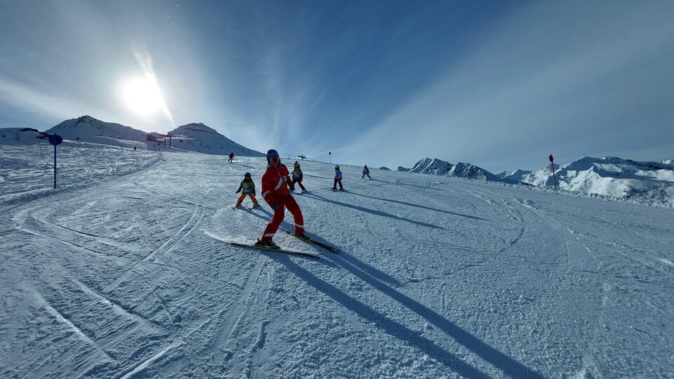 Skilehrer mit Kinder